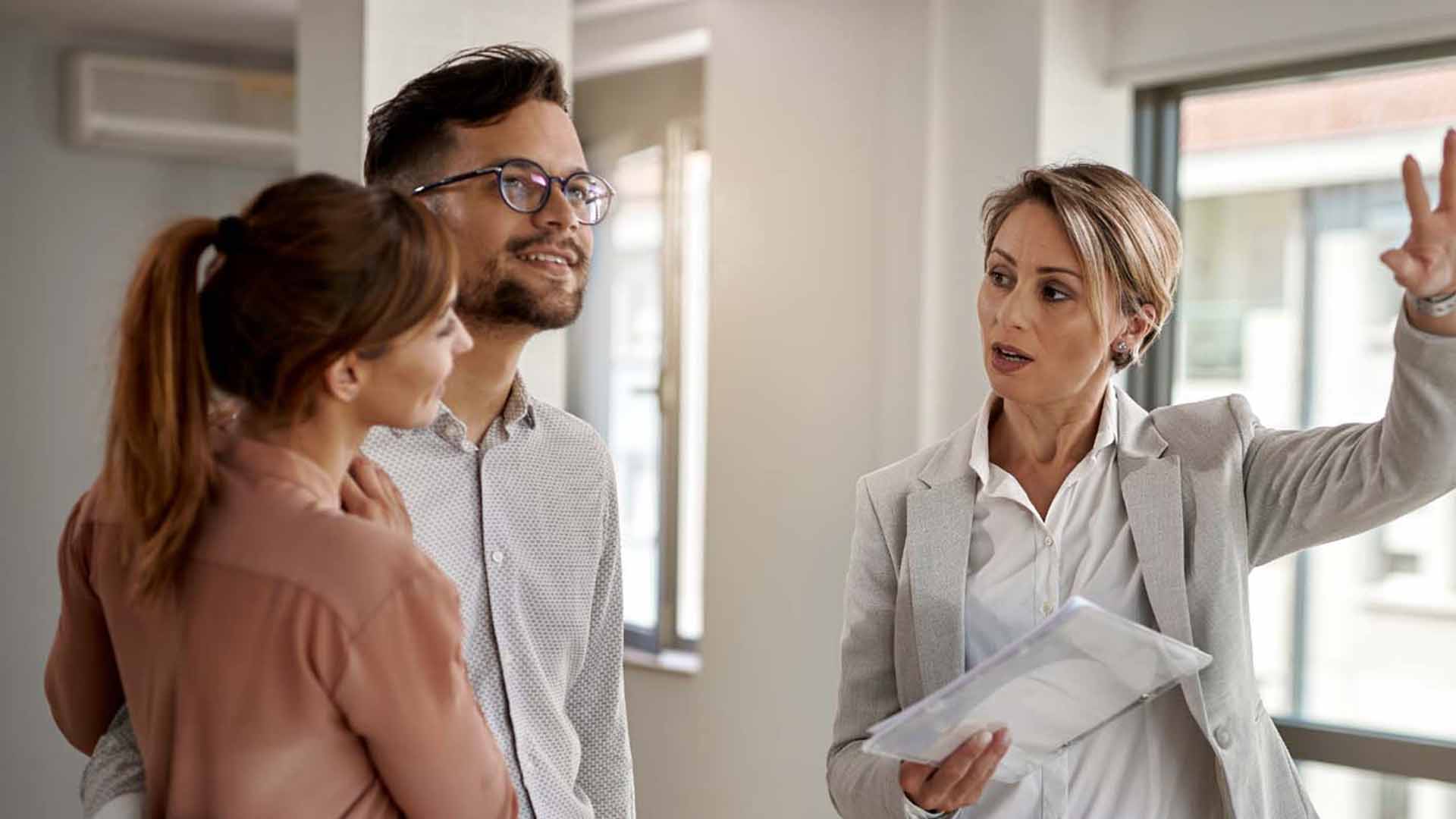 couple_and_agent.jpg